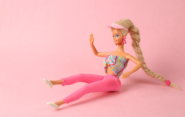 ODESSA UCRANIA 1 DE JUNIO DE 2021 Muñeca Barbie sobre un fondo azul pastel