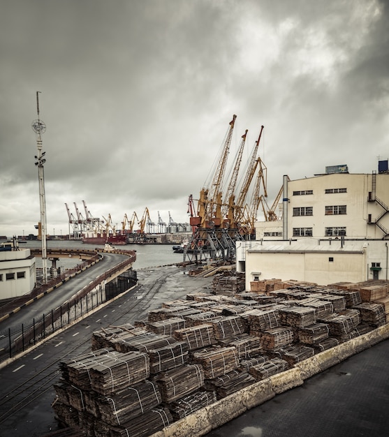 Odessa, Ucrânia - 10 de setembro de 2018: Porto comercial industrial marinho. Zona industrial do porto marítimo de Odessa. Guindastes para contêineres. Terminal de contêineres de carga do porto industrial de frete marítimo.