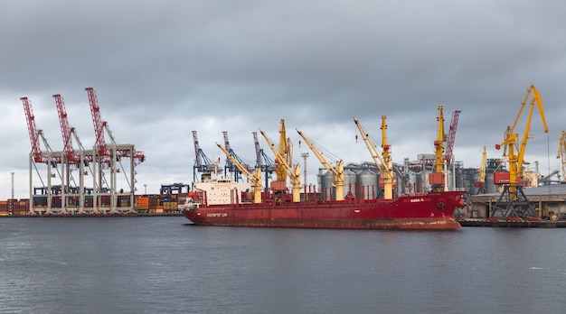 Odessa, Ucrânia - 10 de setembro de 2018: Porto comercial industrial marinho. Zona industrial do porto marítimo de Odessa. Guindastes para contêineres. Terminal de contêineres de carga do porto industrial de frete marítimo.