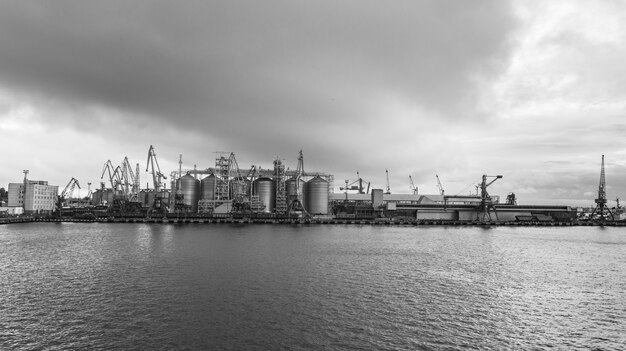 Odessa, ucrânia - 10 de setembro de 2018: porto comercial industrial marinho. zona industrial do porto marítimo de odessa. guindastes para contêineres. terminal de contêineres de carga do porto industrial de frete marítimo.