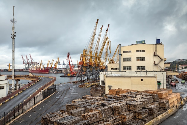 Odessa, Ucrania - 10 de septiembre de 2018: Puerto comercial industrial marino. Zona industrial del puerto marítimo de Odessa. Grúas portacontenedores. Terminal de contenedores de carga del puerto industrial de carga marítima.