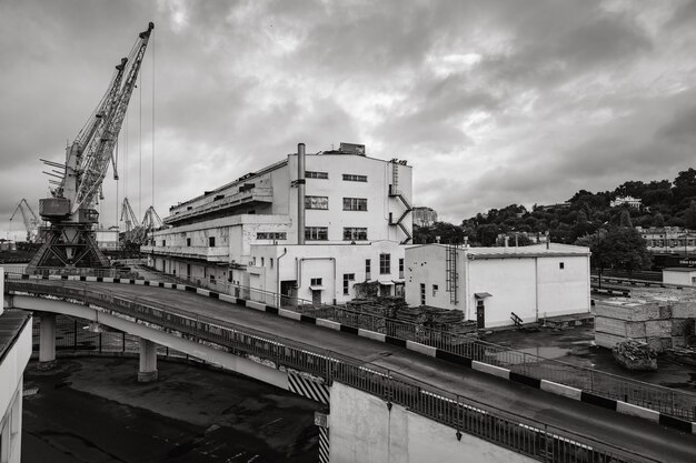 Odessa, Ucrania - 10 de septiembre de 2018: Puerto comercial industrial marino. Zona industrial del puerto marítimo de Odessa. Grúas portacontenedores. Terminal de contenedores de carga del puerto industrial de carga marítima.