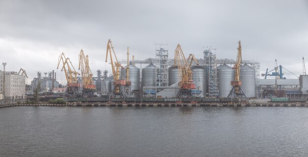 Odessa, Ucrania - 10 de septiembre de 2018: Puerto comercial industrial marino. Zona industrial del puerto marítimo de Odessa. Grúas portacontenedores. Terminal de contenedores de carga del puerto industrial de carga marítima.