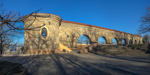 Odessa Ucrania 14022022 Arco de cuarentena Ruinas históricas de la fortaleza de Khadjibey en Odessa Ucrania en un día soleado de invierno