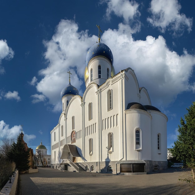 Odessa, Ucrania 21.11.2021. Monasterio de la Santa Dormición de Odesa en Ucrania, en un soleado día de invierno