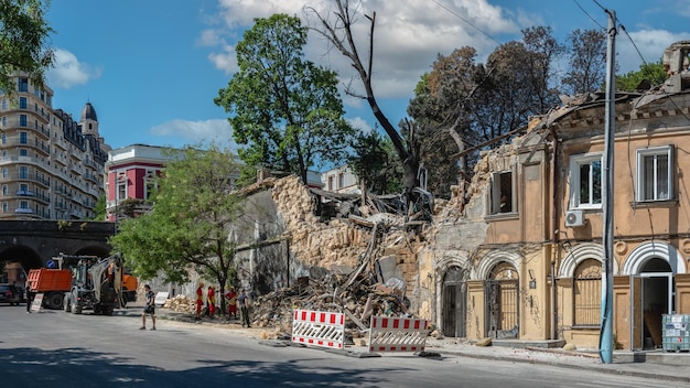 Odessa Ucrania 25072023 Edificio histórico de la Casa de los científicos la finca del Conde Tolstoi dañada por un cohete ruso en Odessa Ucrania