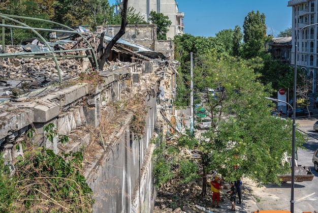 Odessa Ucrania 25072023 Edificio histórico de la Casa de los científicos la finca del Conde Tolstoi dañada por un cohete ruso en Odessa Ucrania