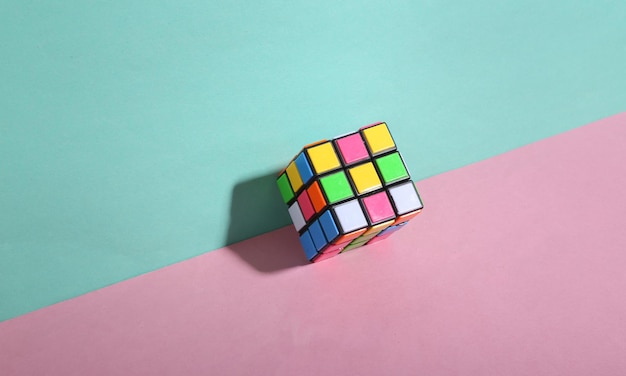 Odessa Ucrânia 29 de dezembro de 2020 Cubo de Rubik em fundo azul pastel rosa