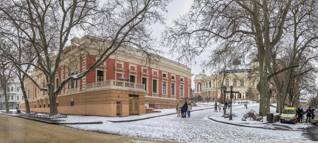 Odessa, Ucrania 30.01.2022. Día de invierno cubierto de nieve en Odessa, Ucrania. Bulevar Primorsky.