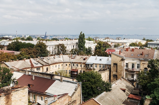 Odessa, Ucrânia - 9 de setembro de 2018: Vista aérea dos telhados e antigos pátios de Odessa. Vista de Odessa do telhado. Edifícios da cidade velha