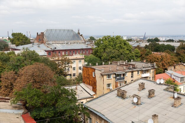 Odessa, Ucrânia - 9 de setembro de 2018: Vista aérea dos telhados e antigos pátios de Odessa. Vista de Odessa do telhado. Edifícios da cidade velha