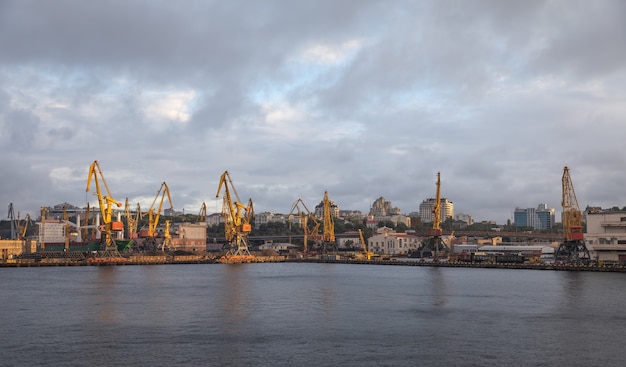 Odessa, Ukraine - 10.September 2018: Marine Industrial Commercial Port. Industriezone des Seehafens von Odessa. Containerkräne. Frachtcontainerterminal des Seefrachtindustriehafens.