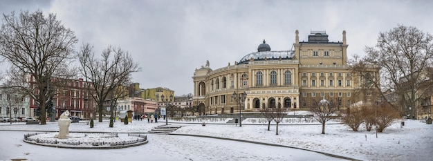 Odessa, Ukraine 30.01.2022. Verschneiter Wintertag in Odessa, Ukraine. Opern- und Balletttheater.