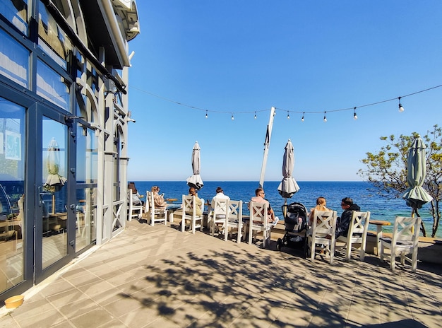 Odessa Ukraine Mai 2023 Straßencafé in der Nähe des Meeres Menschen sitzen am Tisch