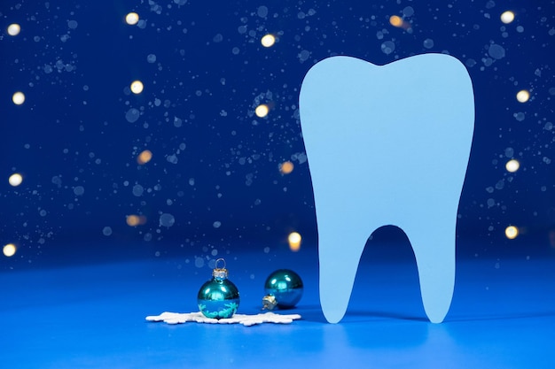 Odontologia de Natal um dente em um fundo azul