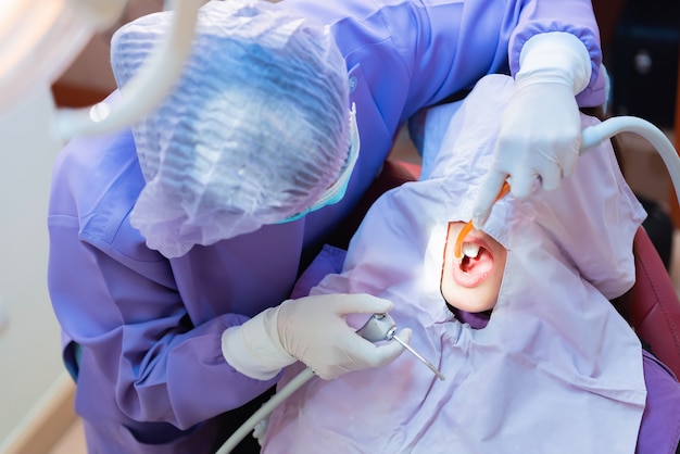 Odontologia e conceito de saúde dos dentes na clínica odontológica. Dentes de check-up dentista para jovem paciente asiático.