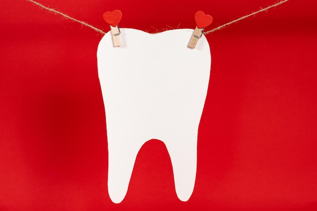 Odontologia e Dia dos Namorados um grande dente branco
