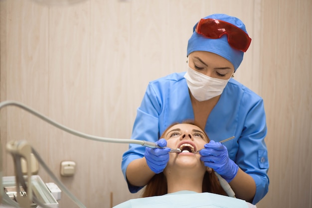 Odontología, examen del paciente y tratamiento en el dentista.