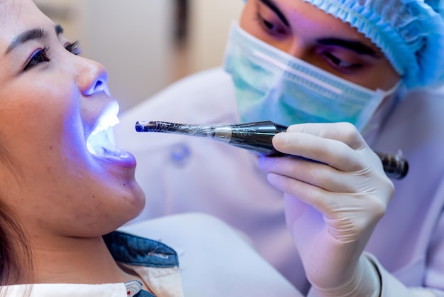 Odontología y salud dental. Dientes de chequeo de dentista para paciente asiático. Estilo de vida médico y trabajo en clínica dental.