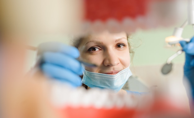 Odontología. Vista desde la boca enmarcada por los dientes.