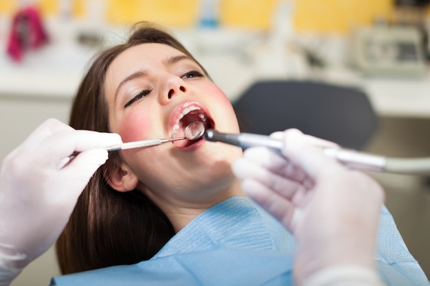 Odontólogo, fazendo, um, tratamento dental, ligado, um, femininas, paciente