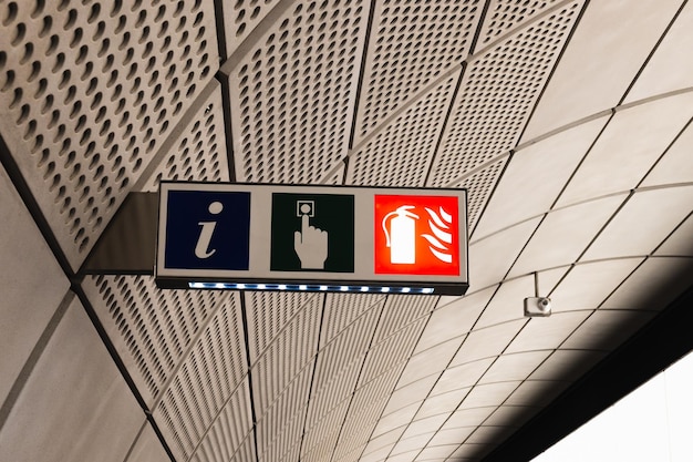 Öffentliche Schilder, Informationen, Ausgänge, WC-Symbole, Richtungsmarkierungen, Wegweiser
