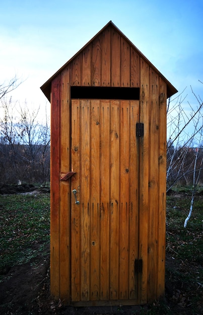 Foto Öffentliche toilette auf der straße im park.