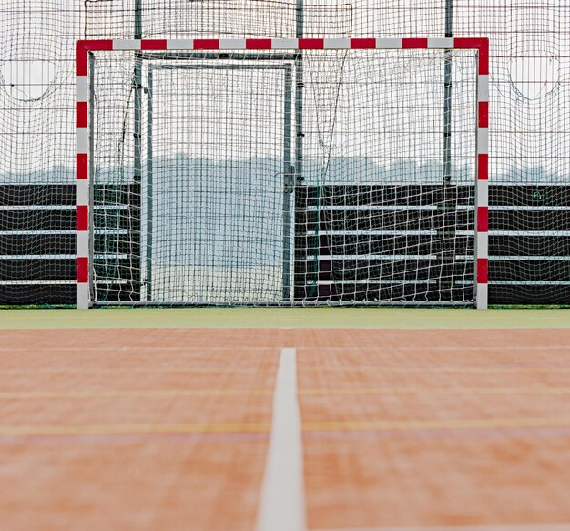 Foto Öffentlicher spielplatz im freien für fußball, basketball, volleyball, handball, sportplatz im park