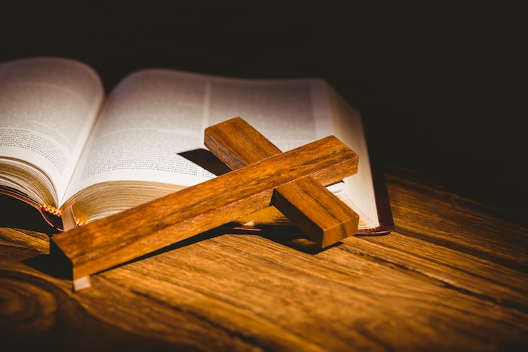 Foto öffnen sie bibel mit kruzifixikone