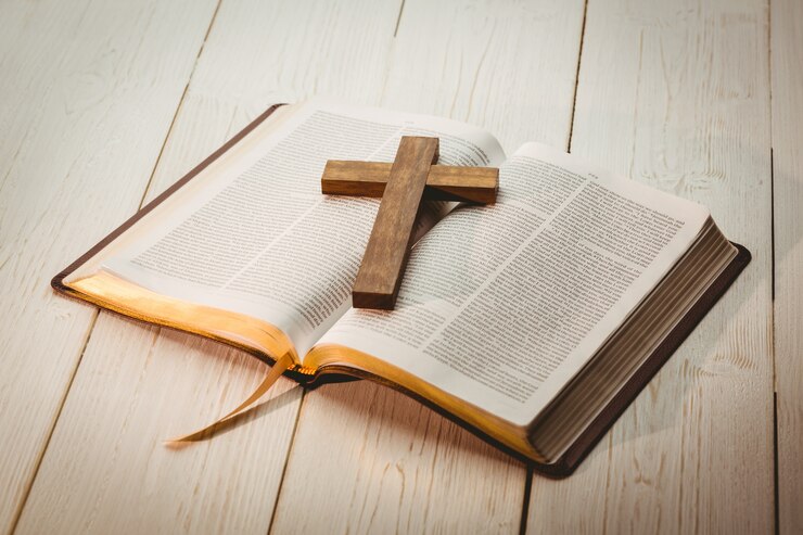 Foto öffnen sie bibel und hölzernes kreuz