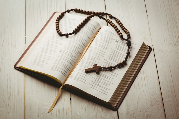 Öffnen Sie Bibel und Rosenkranz aus Holz