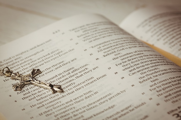 Öffnen Sie Bibel und Silber Kruzifix