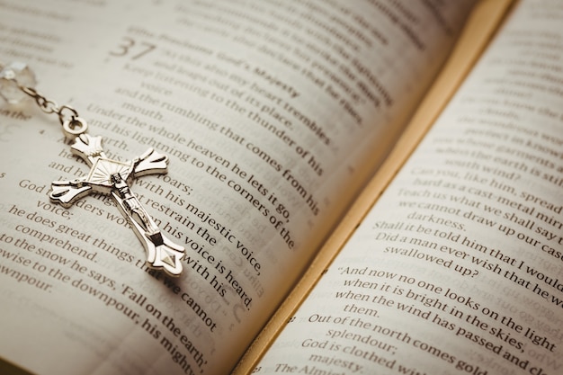 Öffnen Sie Bibel und Silber Kruzifix