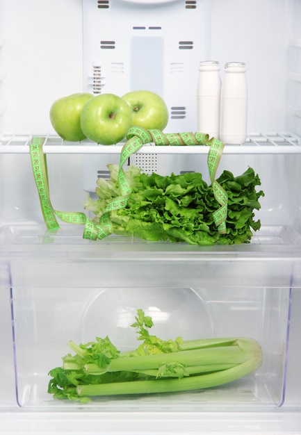 Öffnen Sie den Kühlschrank mit Diätkost