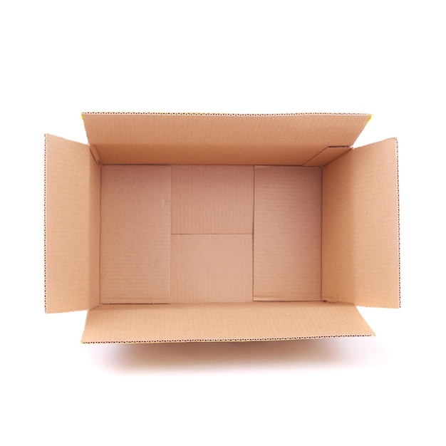 Öffnen Sie den Verpackungskasten, der auf Weiß lokalisiert wird