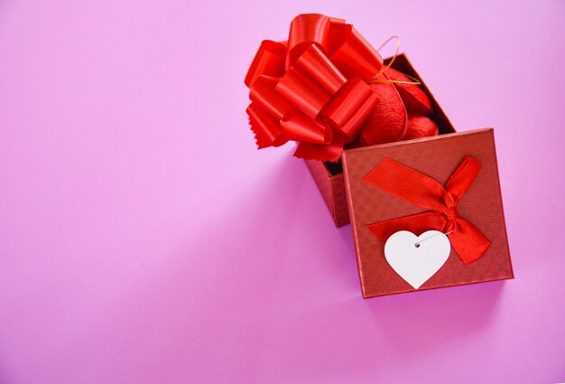 Foto Öffnen sie geschenkbox-roten valentinsgrußtagesüberraschungs-geschenkbox-festival für liebhaber