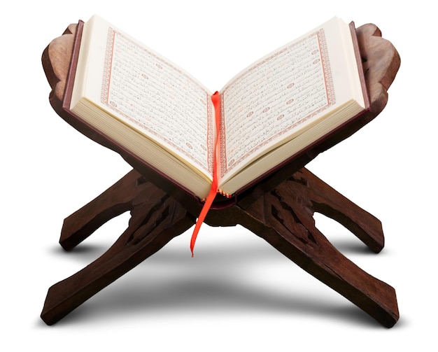 Öffnen Sie Koranbücher auf dem Stand in der Moschee