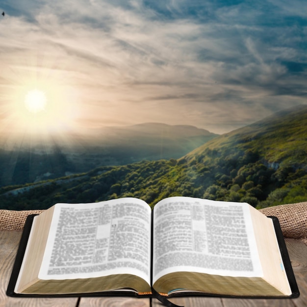 Öffnen Sie Vintage christliche Bibel auf Hintergrund