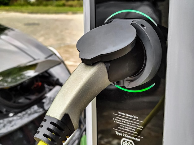 Öko-Elektroauto, das Batterieenergie auflädt