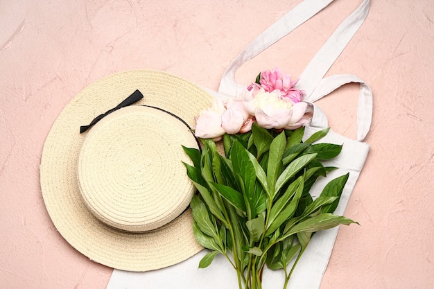 Foto Öko-tasche mit pfingstrosenblüten und hut