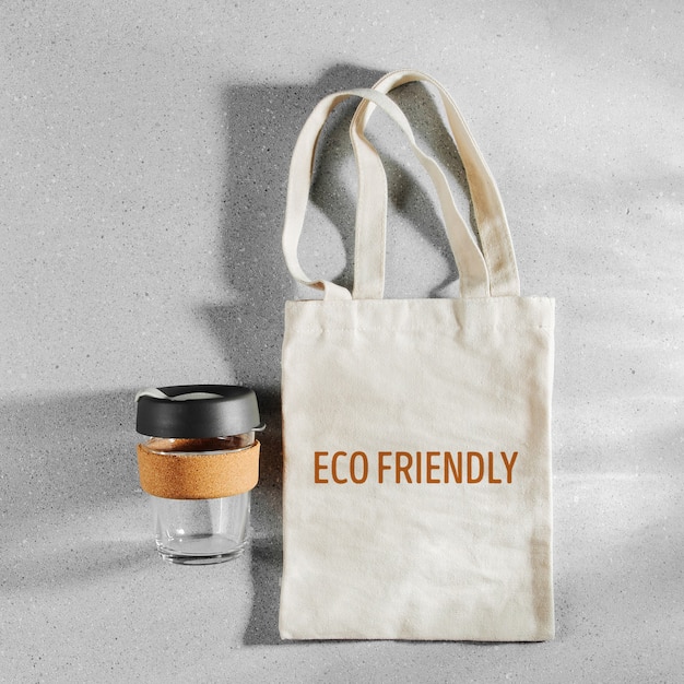 Öko-Tasche und wiederverwendbare Kaffeetasse. Nachhaltiger Lebensstil. Plastikfreies Konzept.