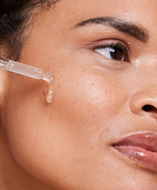 Öl Hautpflege und Frau für Schönheitsprodukte und Reinigung Wellness und Hygiene Nahaufnahme Gesichtsbehandlung und Serum nach Modell und ätherische Öle Retinol oder Anti-Aging-Hautfeuchtigkeitsflüssigkeit oder -maske