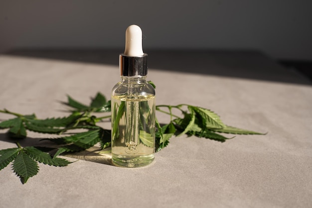 Foto Öl-hemp-produkte glasflasche mit cbd-öl hanfblätter medizinisches cannabis mit extraktöl kosmetika cbd-ö l
