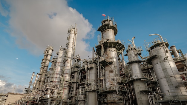 Foto Öl- und gasraffinerieindustrie auf blauem himmelshintergrund, herstellung von erdölindustrieanlagen