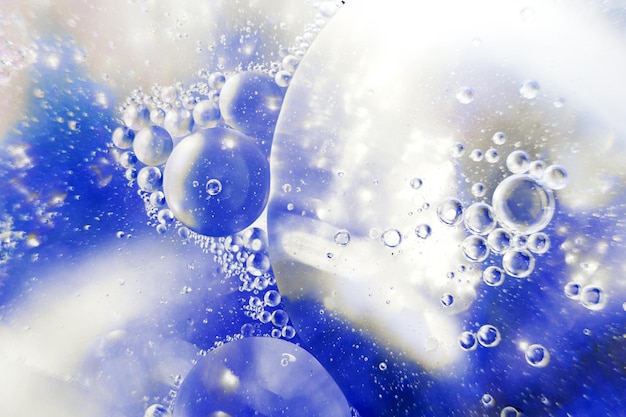 Ölblasen hautnah. ein Wasserkreis-Makro. abstrakter hellblauer Hintergrund