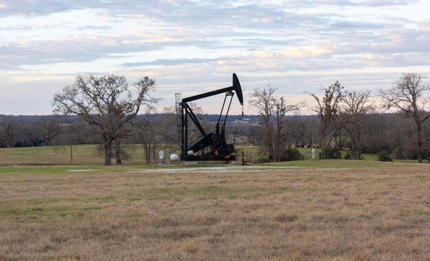 Foto Ölgewinnungsanlage auf dem land mit der natur in texas