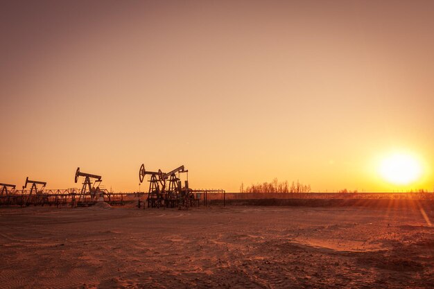 Ölpumpenanlage. Öl- und Gasförderung. Ölfeld Website. Pump Jack läuft. Bohrtürme für die Förderung fossiler Brennstoffe und die Erdölförderung. Krieg gegen die Ölpreise. Globale Coronavirus COVID-19-Krise.