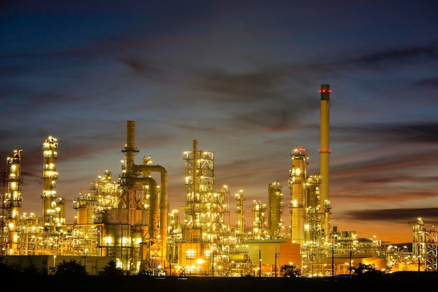 Ölraffinerie und Anlage und Turmsäule der Petrochemie-Industrie in der Öl- und Gasindustrie mit wolkenblauem Himmel am Morgen