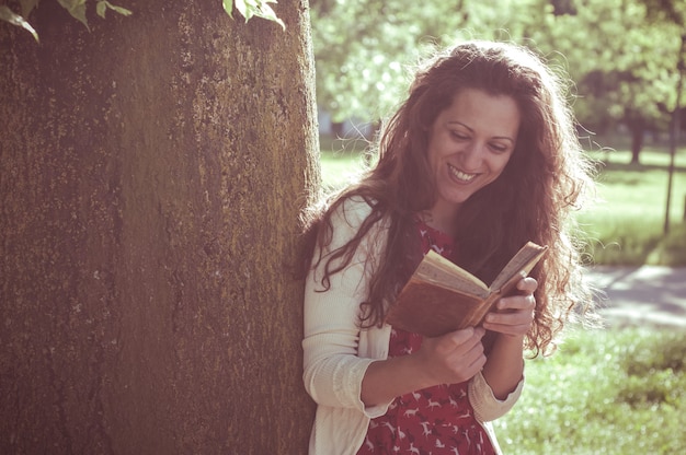 Foto Östliches hippie-weinlesefrauen-lesebuch