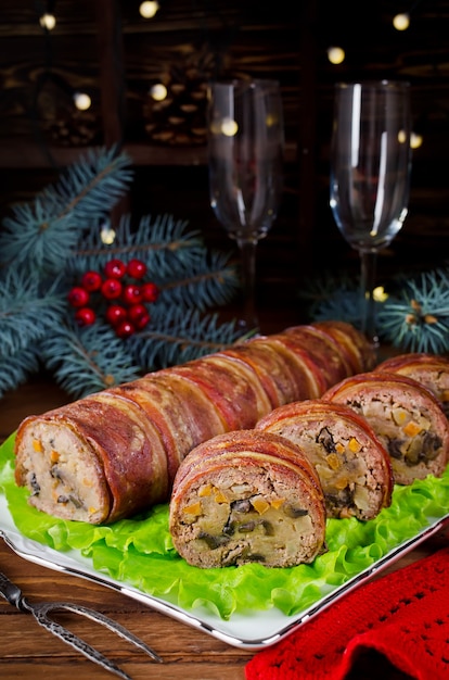 Ofen Gebackener Hackbraten mit Speck, Champignons, Karotten, Zwiebeln und Kartoffelpüree. Vorspeise zu Weihnachten